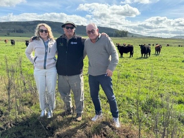 Simon Quilty with his wife Lou and Dr. Mauricio Rodriguez during his visit to Uruguay in 2024.